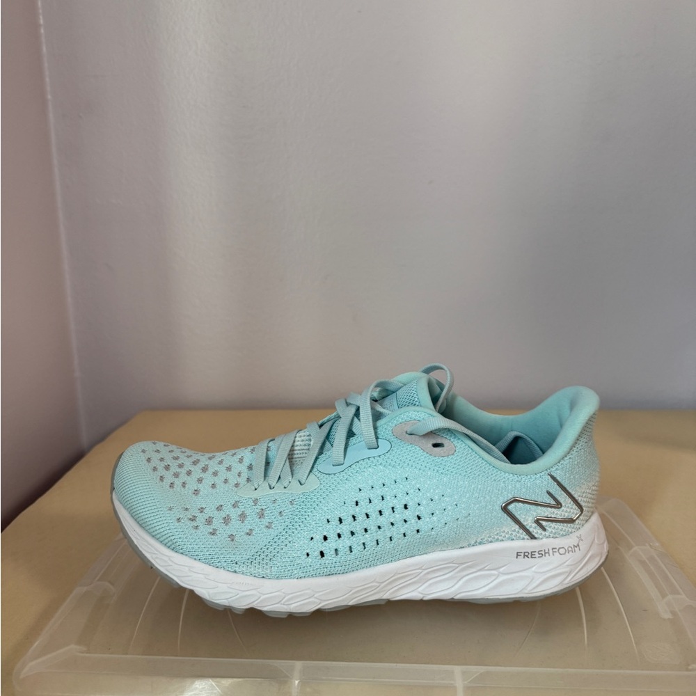 New Balance women’s size 8.5, blue and grey sneakers. - Picture 3 of 5